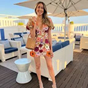 Minikleid mit Blumenapplikationen und Puffärmeln