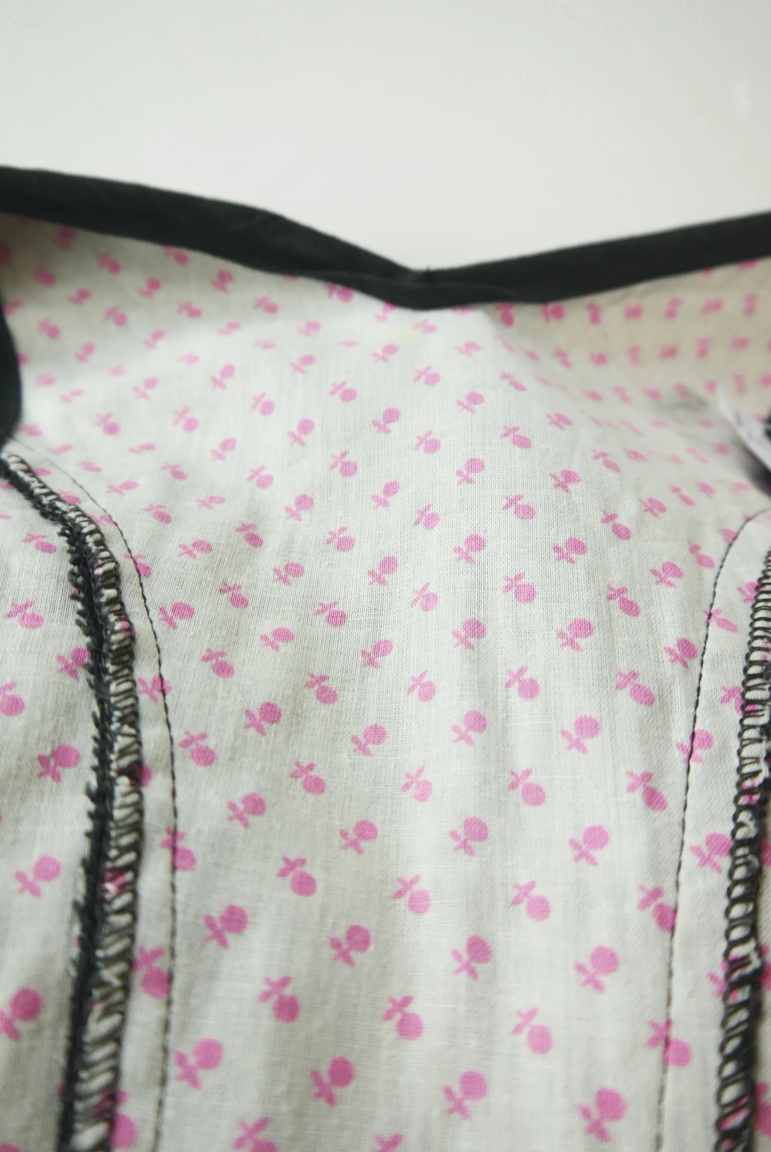Prima schwarz Baumwolle mit Balkonett süßes Vintage Dirndl ohne Schürze Gr.32