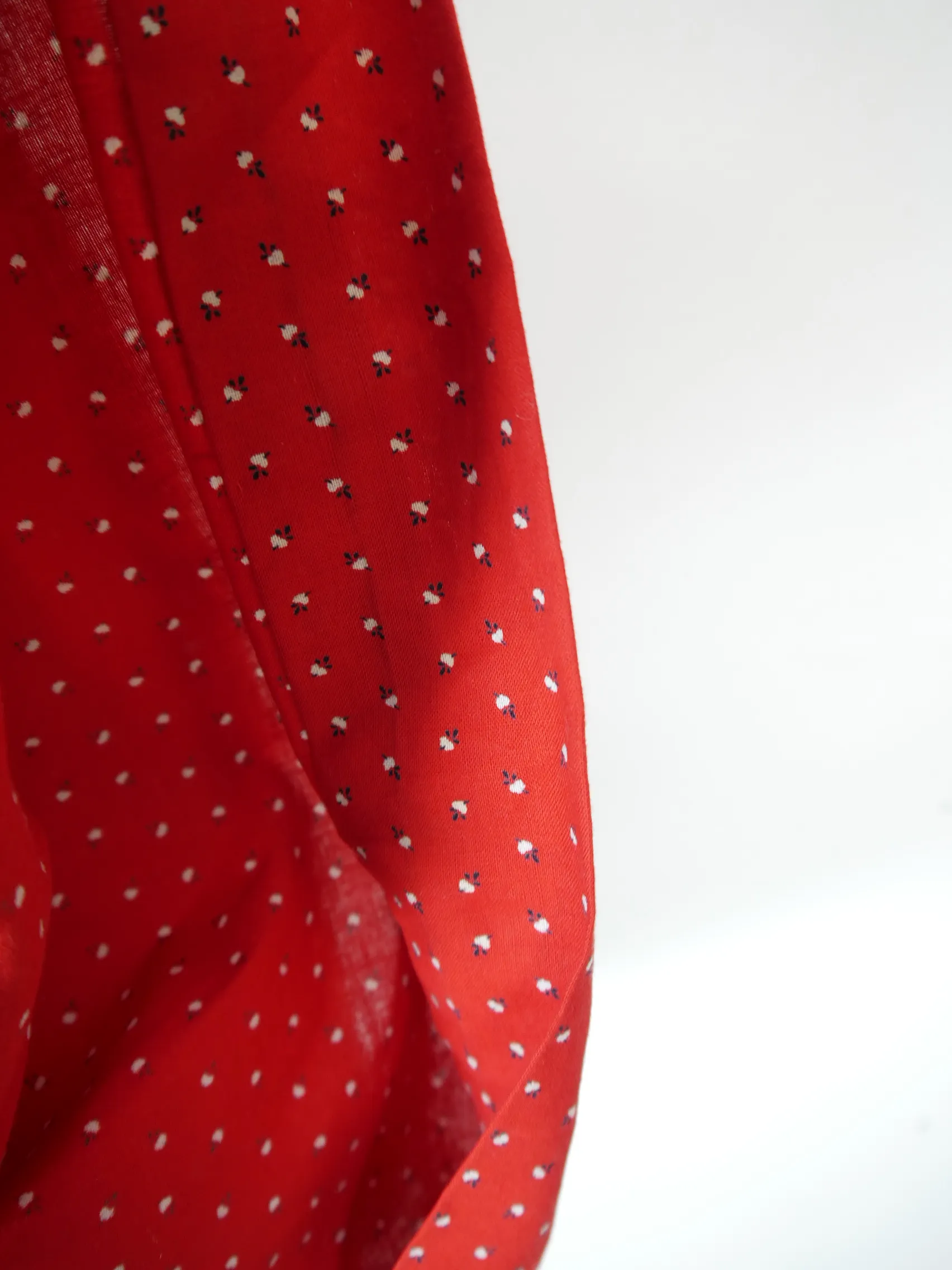 Wunderschön blau und rot mit Träger süßes Dirndl ohne Schürze Gr.32